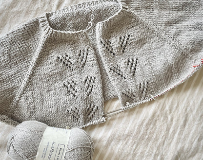 Peony Cardigan | zartes Muster aus Le Petit Organic Cotton von Biches & Bûches