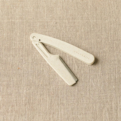 CocoKnits Fuzz Off Comb geöffnet